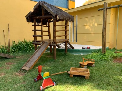 Jardim com brinquedos para criança