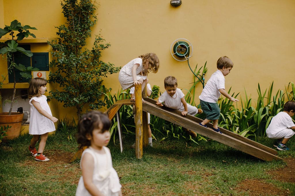 Crianças no jardim da escola brincando no escorregador