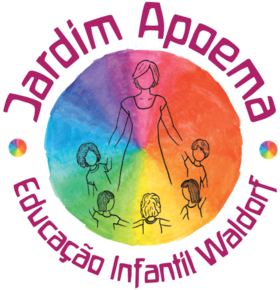 Logo do Jardim Apoema - Educação Infantil Waldorf com uma professora e crianças em uma roda. A professora e as crianças são representadas por traços simples, pretos, em volta de espações coloridos nas cores azul, amarelo, verde, vermelho, roxo e laranja. Em volta da imagem está escrito 'Jardim Apoema Educação Infantil Waldorf